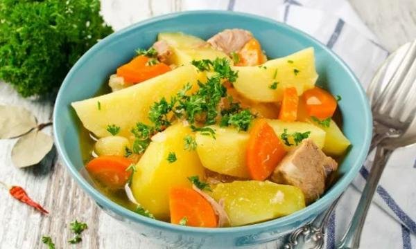 Картопля тушкована з куркою