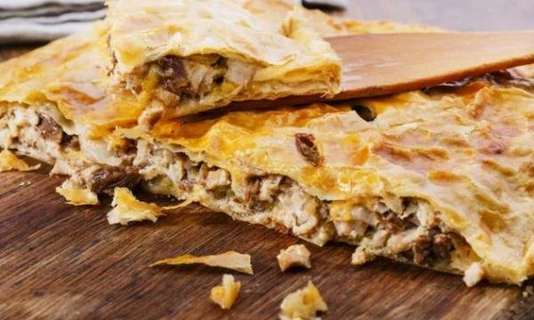 Слойоний пиріг з куркою і грибами