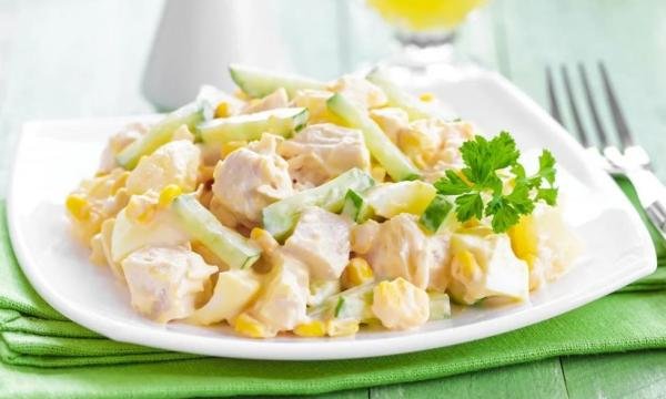 Ніжний салат з куркою