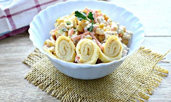 Салат з млинцями і куркою