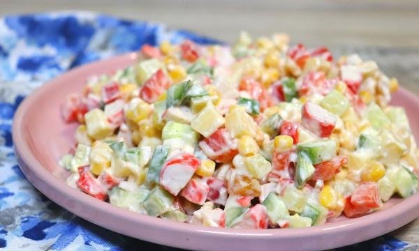 Салату з крабових паличок і курки «Червоне море»