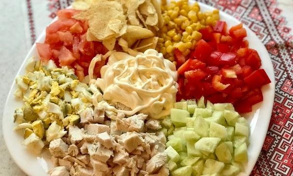 Ніжний салат з куркою: ідеальне поєднання свіжості т