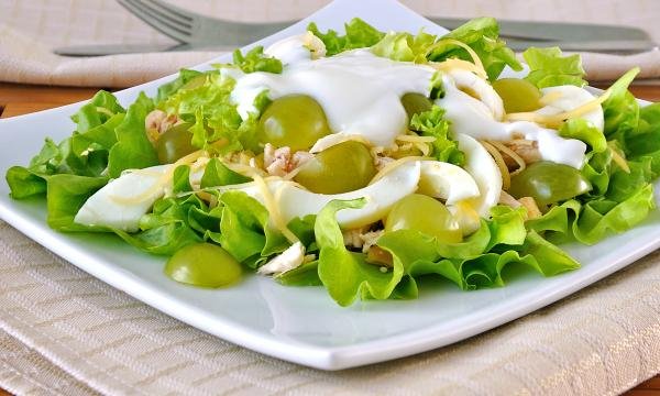 Рецепт салату з виноградом і куркою