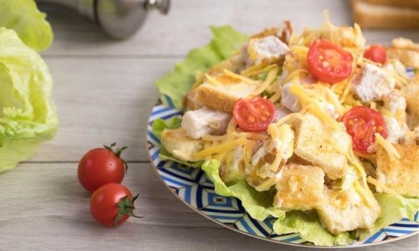 Відомий салат з курки і сухариків