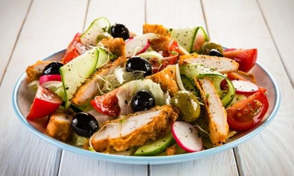 Теплий салат з куркою