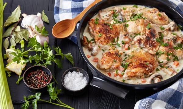 Курячі ніжки під вершковим соусом