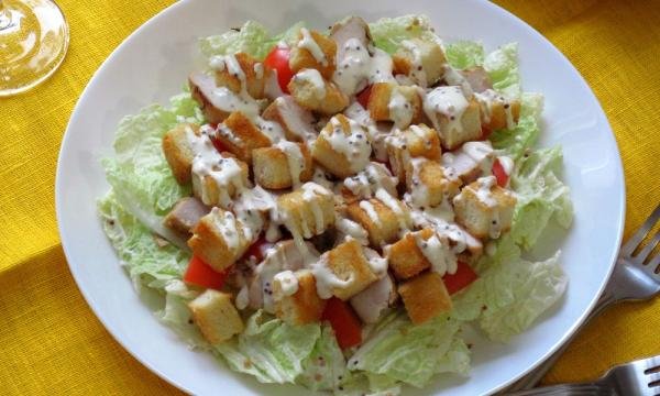 Салат з пекінської капусти з куркою і сухариками