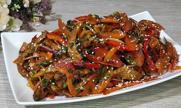 Теплий салат з куркою