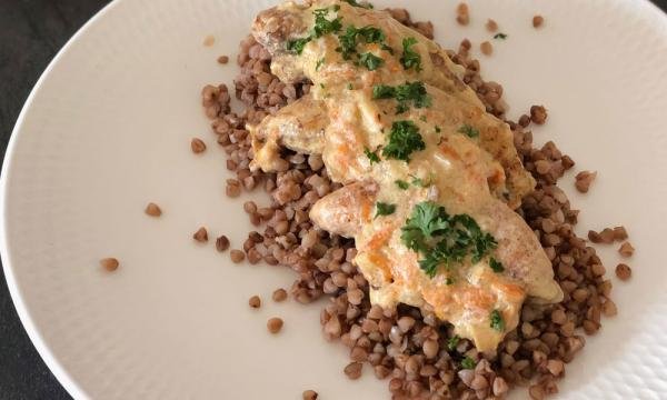 grechka-z-tushenim-kuryachim-myasom