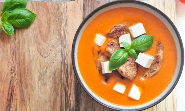 tomatnij-krem-sup-z-kuryachim-file-znatnoyi-kurki