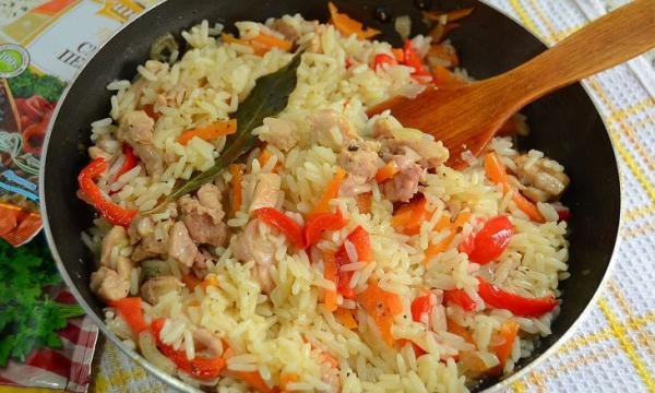 Рис з овочами і куркою – рецепт на сковорідці