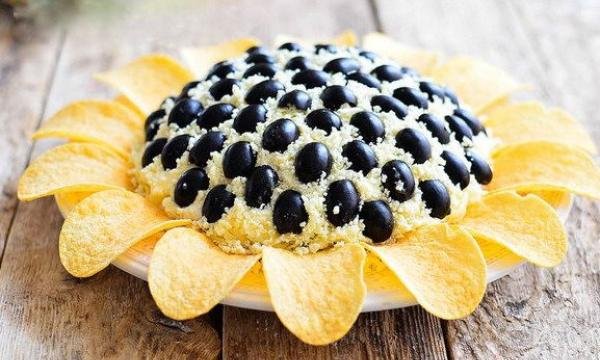 Салат соняшник з копченою куркою