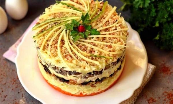 Салат з копченою куркою і чорносливом