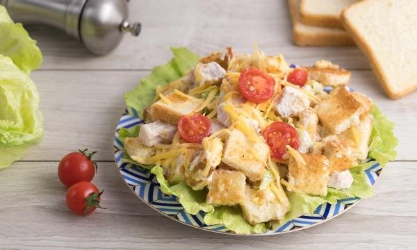 Салат із куриці й сухариків