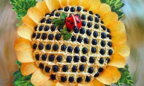 Салат соняшник з копченою куркою