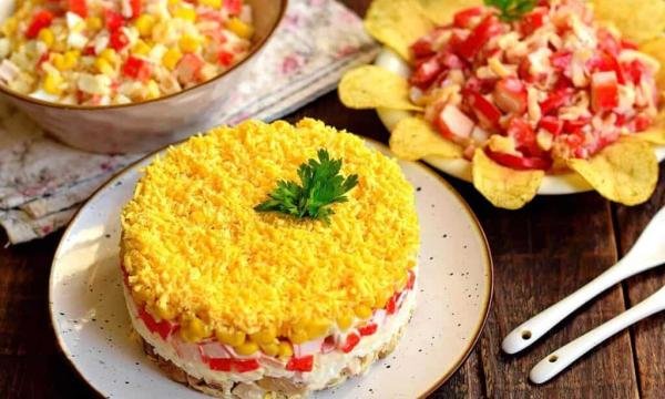 Салат з крабових паличок та курки