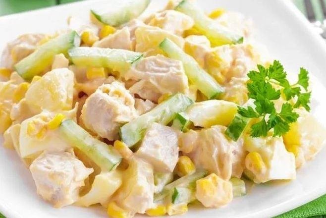 Салат з кукурудзи і курки