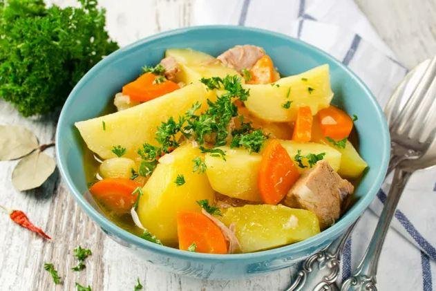 Картопля тушкована з куркою