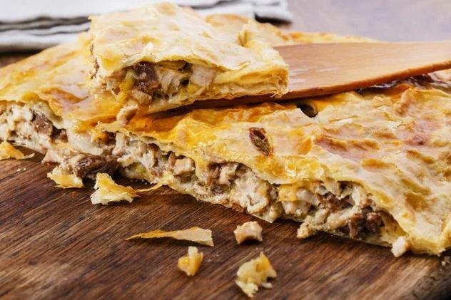 Слойоний пиріг з куркою і грибами