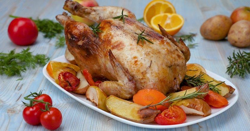 Як запекти курку з яблуками