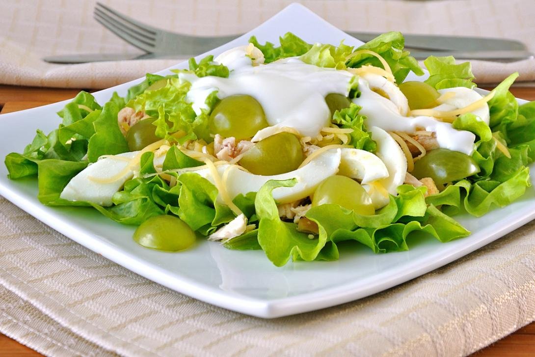 Рецепт салату з виноградом і куркою