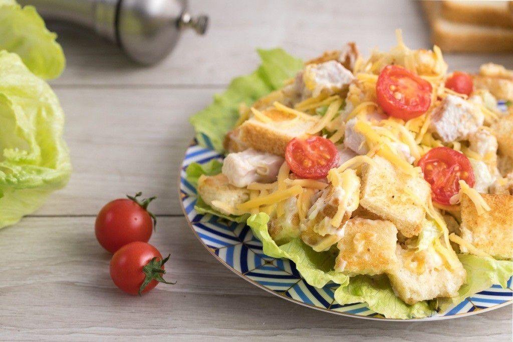 Відомий салат з курки і сухариків