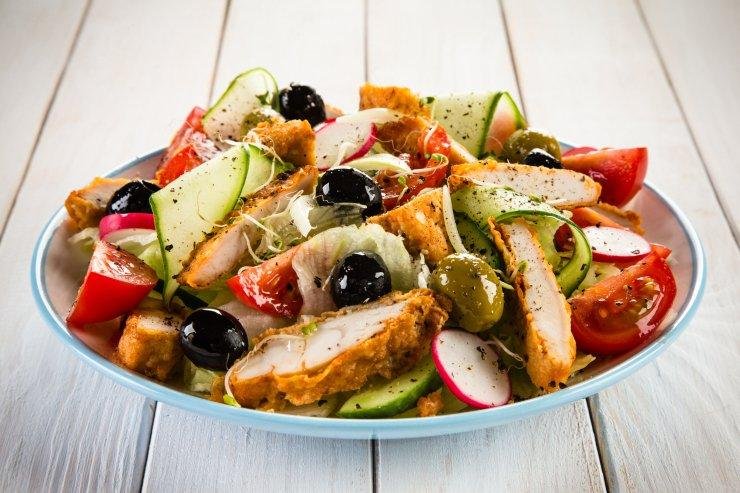 Теплий салат з куркою