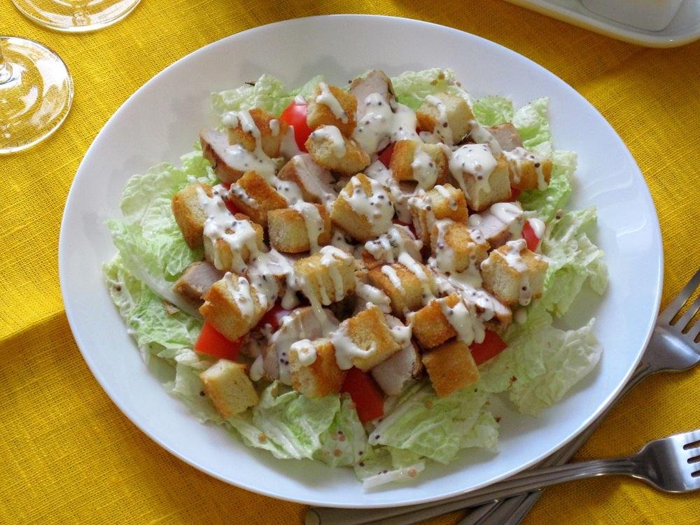 Салат з пекінської капусти з куркою і сухариками