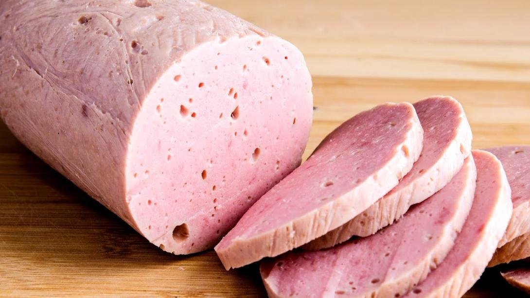 Домашня варена куряча ковбаса