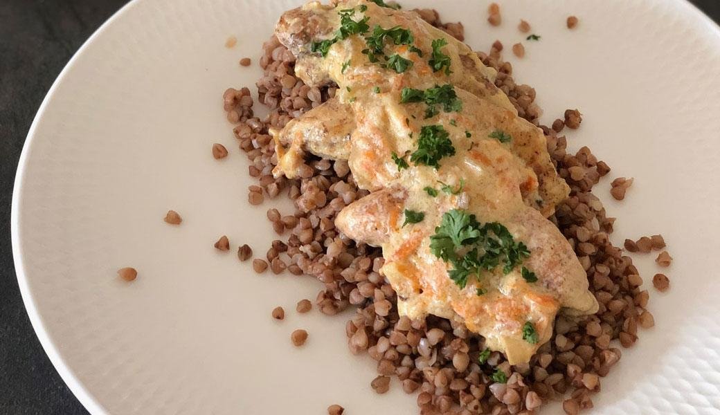 grechka-z-tushenim-kuryachim-myasom