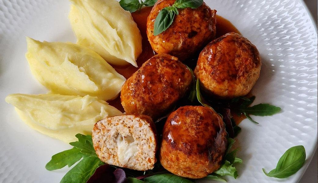 myasni-kuryachi-kilki-z-moczareloyu-ta-kartoplyanim-pyure