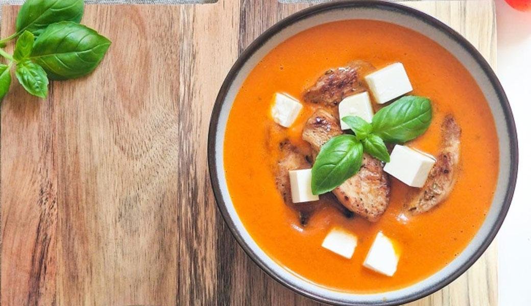 tomatnij-krem-sup-z-kuryachim-file-znatnoyi-kurki