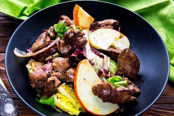 Смачний салат з курячої печінки: найшвидший рецепт