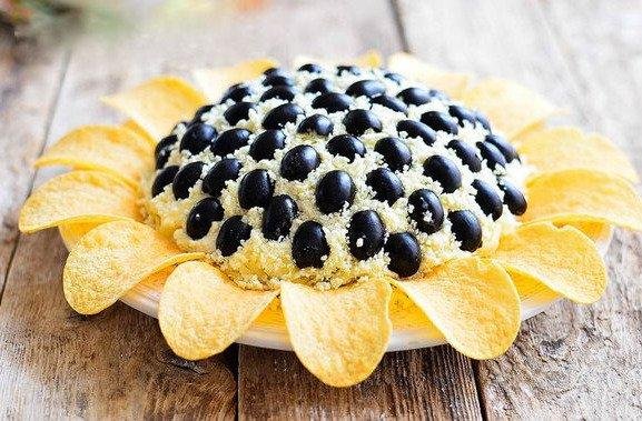 Салат соняшник з копченою куркою