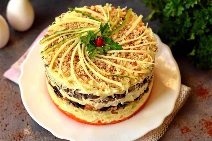 Салат з копченою куркою і чорносливом