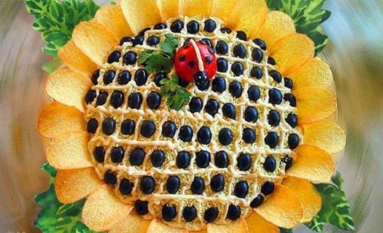 Салат соняшник з копченою куркою